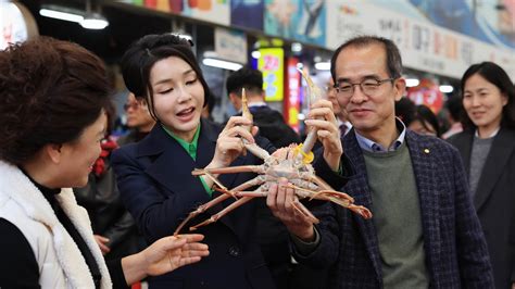 김건희 여사 포항 죽도시장 방문하천 정화 봉사도 연합뉴스