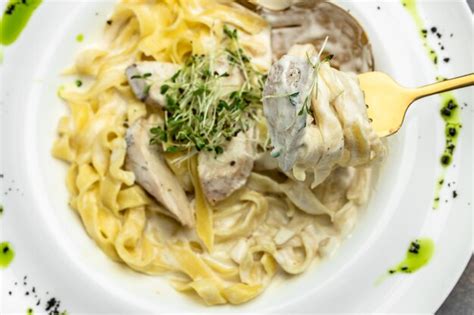 Fettuccine Alfredo Em Molho Cremoso Frango Parmes O No Prato Branco