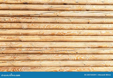 Parete Di Tronchi Di Legno Rotondo Con Motivi Naturali Come Sfondo