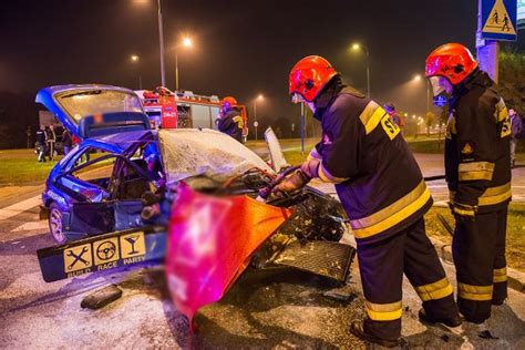 Śmiertelny wypadek na Ursynowie Nie żyje kierowca citroena ZDJĘCIA