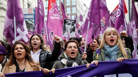 T Rkei Hunderte Protestieren In Der T Rkei Gegen Gewalt Gegen Frauen