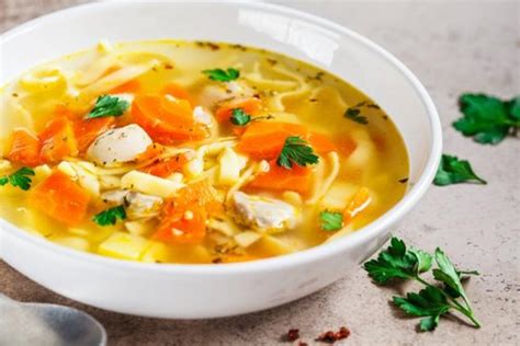 Sopa de pollo y verduras Recetas Fáciles Reunidas