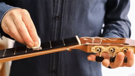 Cómo cambiar las cuerdas a una guitarra acústica