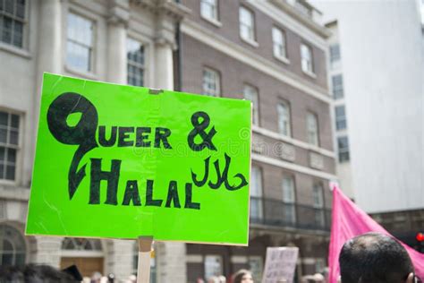 LONDRES REINO UNIDO DE JUNIO Cartel Gay Musulmán En El Panadero Street En El G Foto de