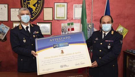 Latina L Associazione Familiari Vittime Della Strada Premia Il Distaccamento Polizia Stradale