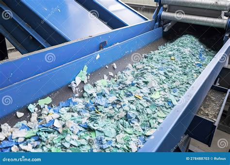 Plastic Recycling Plant Conveyor With Shredded Plastic Stock