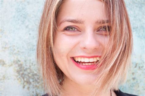 Grote Glimlach Van Gelukkig Blonde Meisje Stock Foto Image Of Gelukkig Kaukasisch 14979554