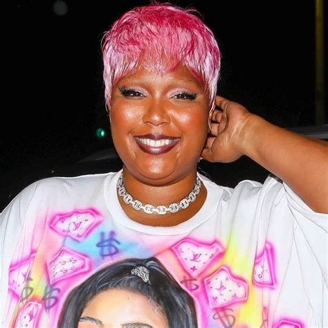 Ok But Maybe Magenta Is The Way To Go This Season See Lizzo S Hot Pink Pixie Cut Wig