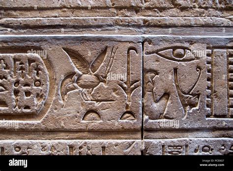 Egyptian Hieroglyph Bee Hi Res Stock Photography And Images Alamy