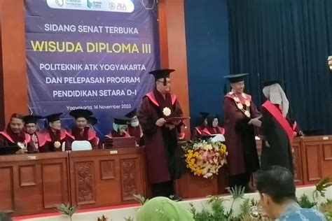 Politeknik ATK Wisuda 221 Lulusan D3 Krjogja