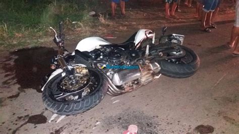 Motorista Avan A Preferencial Colide Em Moto E Deixa Dois Feridos Na