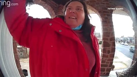 Una mujer fue grabada aterrorizando a una familia latina en su casa durante más de un año