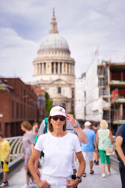 Mujer Visitando La Catedral De San Pablo En Londres Foto Premium