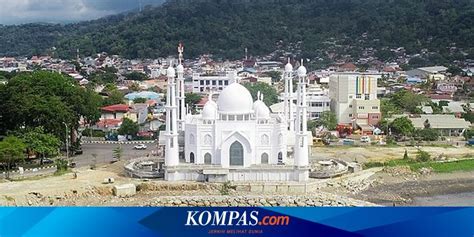 Pesona Masjid Al Hakim Padang Mirip Taj Mahal Di Tepi Pantai