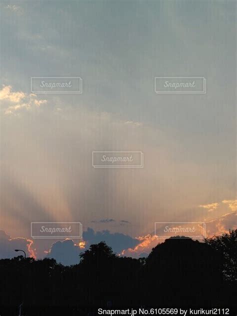 雲の間から顔を出す夕日の写真・画像素材 6105569 Snapmart（スナップマート）