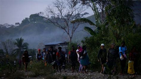 R Cord De Migrantes Que Cruzan A Pie Por La Selva Del Dari N