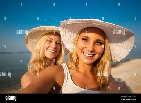 Deux Femmes Prenant Des Selfies Banque De Photographies Et Dimages