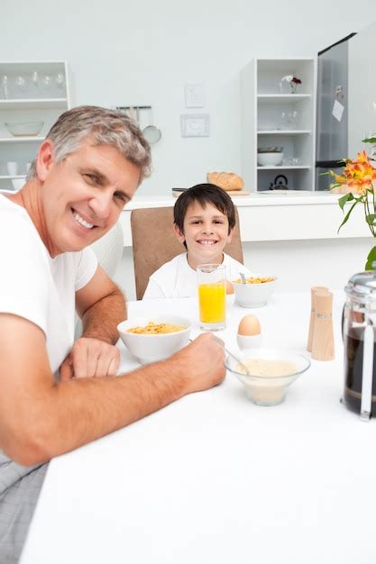 Padre Desayunando Con Su Hijo Foto Premium