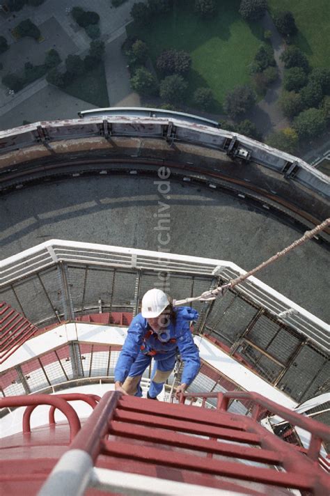 Ddr Bildarchiv Berlin Techniker Am Antennentr Ger Des Berliner