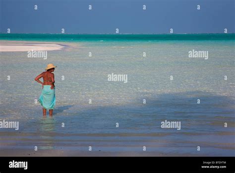 Frau Im Bikini Stehen Im Flachen Wasser Am Strand Der Tropischen Insel Mnemba Modell