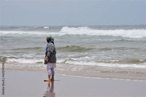 FEMME MAROCAINE A LA PLAGE LEGZIRA Foto De Stock Adobe Stock