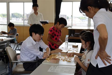 夏休み将棋教室を瀬戸市立效範小学校で開催しました。 瀬戸将棋文化振興協会