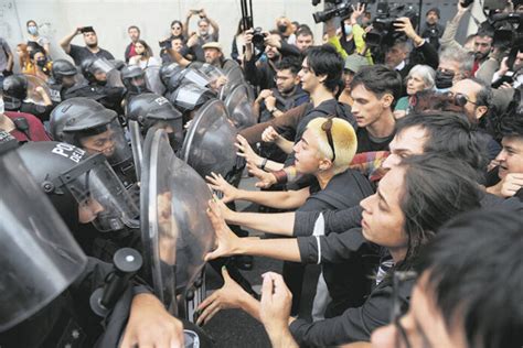 Tras la represión en el INCAA se especula con la renuncia de Luis