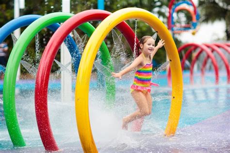 Crian As No Parque Do Aqua Crian A Na Piscina Imagem De Stock Imagem