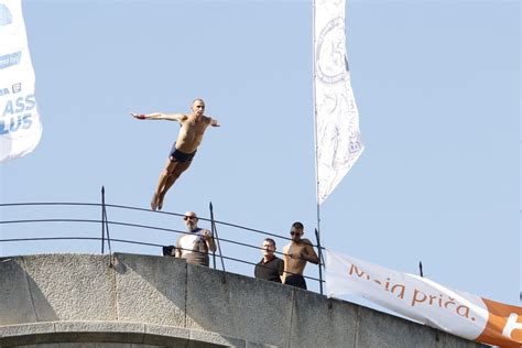 Tradicija Se Nastavlja Odr Ani Skokovi Sa Starog Mosta U Mostaru