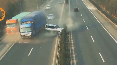 奧迪轎車高速路猛踩剎車，把后車逼停后，監控拍下想打人的一幕 開車 女司機 撞車 行車記錄器 中國交通事故 Youtube