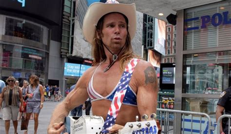 Naked Cowboy La Historia Del Vaquero Desnudo Un Emblema De Times