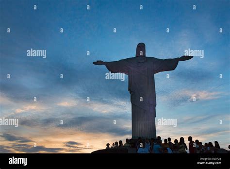 Los turistas viendo la estatua del Cristo Redentor en el Corcovado Río