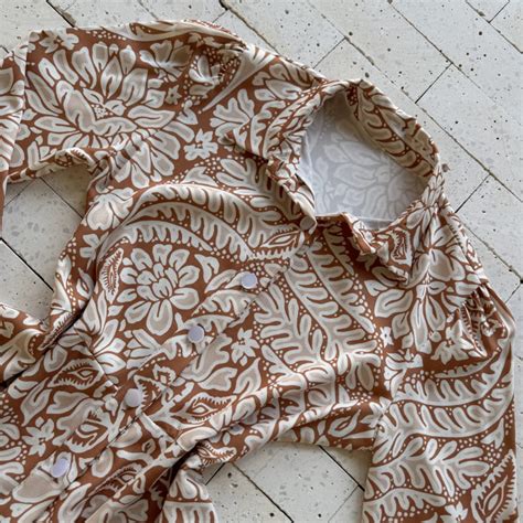 VESTIDO ESTAMPADO GOLINHA E BOTÕES NUDE Dondoca Moda Feminina
