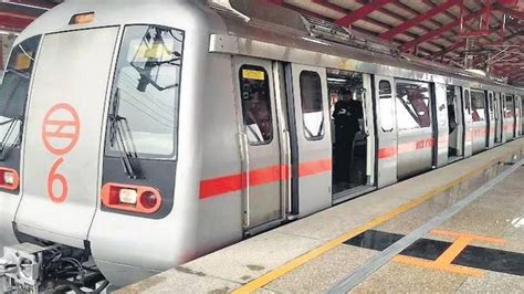 Delhi Metro Technical Glitch Open Gate Woman Saree Entangled Passengers