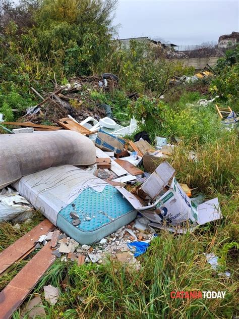 Degrado E Rifiuti In Via Acquicella Porto Segnalazione A Catania