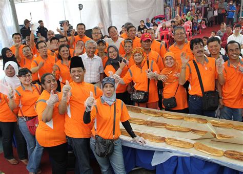 Longest Line Of Roti John | Singapore Book Of Records