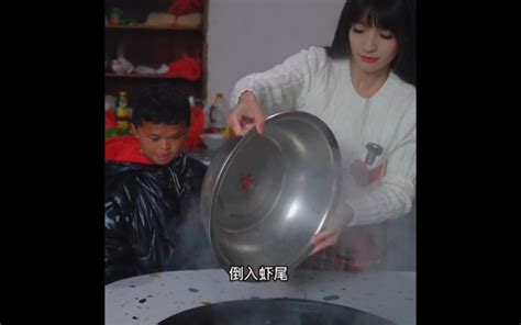 小马云真有福！网红美女不反给他做美食，还给他美颜，顺便全身按摩了下！范小勇只能猪圈寻猪呱呱叫哈