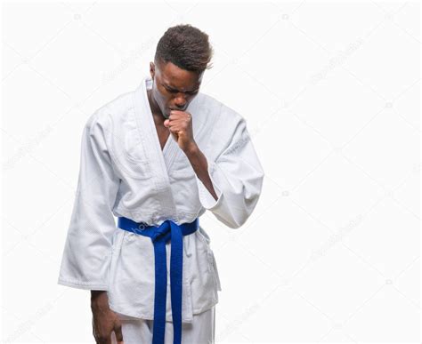 Hombre Afroamericano Joven Sobre Fondo Aislado Usando Kimono Sensaci N