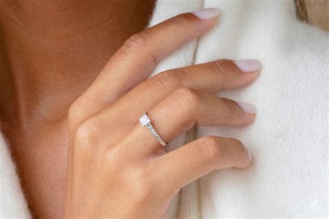 Bague De Fian Ailles Solitaire Altesse Diamant Carat Or Blanc