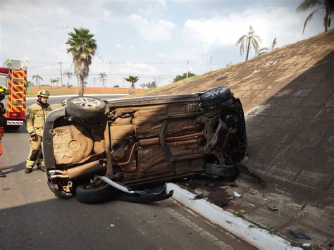 Carro despenca de viaduto após ser atingido por caminhão no Lago Sul