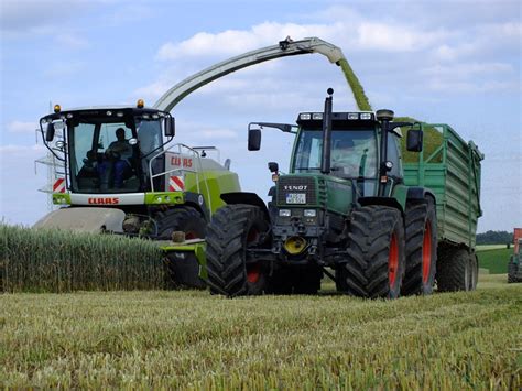 Das Fotojahr vom Bayrischen Hiasl Claas Xerion 2500 Bunkerhäcksler