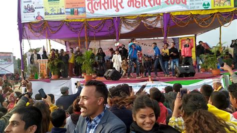 दुर्गेसको बिच्चबिच्चमा झुमे दर्शक भिड थाम्न हम्मे हम्मे Durgesh Thapa