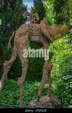 Museo Castillo Gala Dal Estatua De Elefante En El Jard N Casa Museo