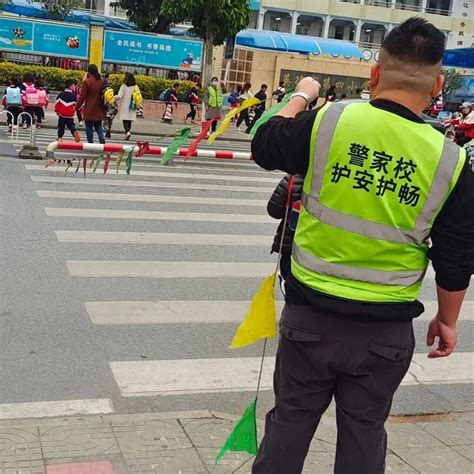 靓丽风景线！英德这家小学的“警家校”护航上学路！家长路面牛大力