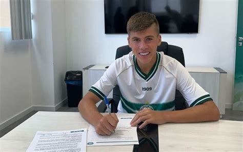 Promessa Do Sub 17 Do Coritiba Assina Primeiro Contrato Profissional