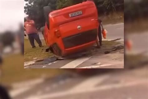 Feriado Violento No Tr Nsito Dois Carros Capotam Um Bate De Frente