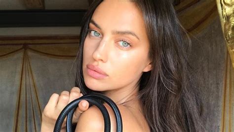 El posado hot de Marlène Mourreau a sus casi años