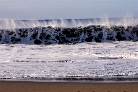 Grandes Ondas Que Quebram Na Costa Foto De Stock Imagem De Onda