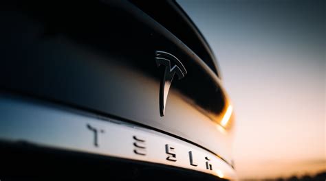 Tesla Pulverisiert Rekorde 2021 Fast 940 000 Elektroautos Ausgeliefert