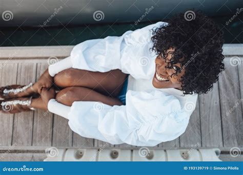 Portrait Vertical De Vue De La Belle Jeune Femme De Race Noire Souriant